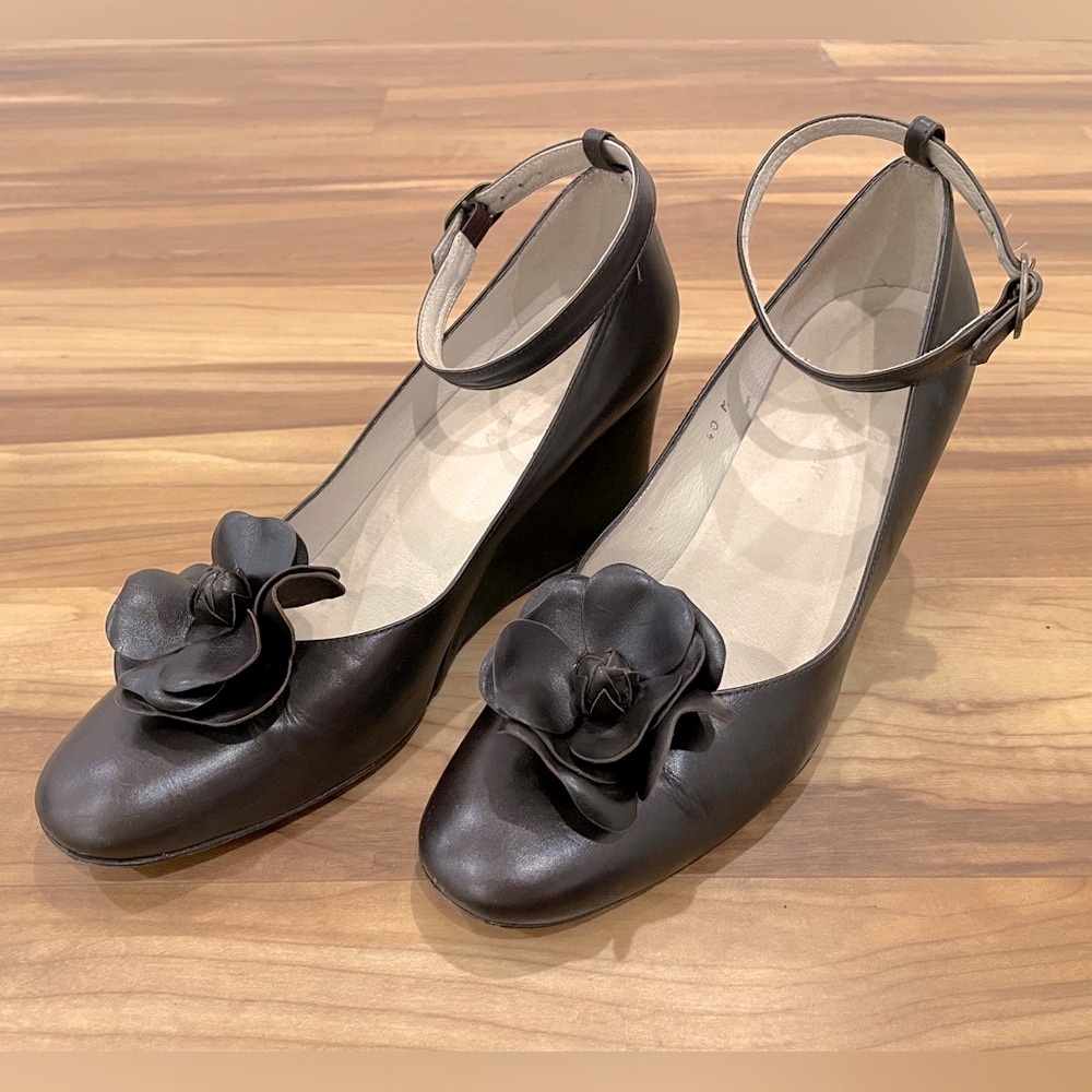 Jigsaw - Wedge shoe with ankle strap and flower detail - US size 10